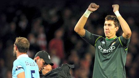 Cu adevărat flatant! Fanii lui City îl trimit pe Tevez la studii la Pantilimon!** Românul trăiește un vis printre super vedete