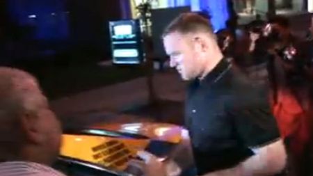 RĂ‚MÃ‚I MASCĂ‚! VIDEO Rooney, PRINS de paparazzi în SUA! N-o să-ți vină să crezi! Puteau să-l întrebe orice, dar au vrut să afle asta: