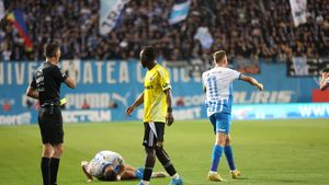 Și-a ieșit din minți! Ce i-a putut spune Alex Chipciu arbitrului de rezervă după ce Mendy a luat roșu în Craiova - U Cluj