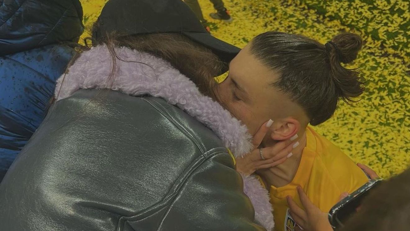 Sărutul calificării: iubita lui Radu Drăgușin l-a „sufocat” pe fundaș, după calificarea României. Cum arată tânăra. GALERIE FOTO