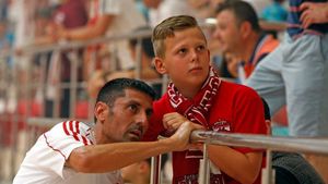 Gest superb al lui Dinamo în ultimele clipe ale Rapidului. Marile rivale s-au întâlnit într-un meci al legendelor: "Pumnii strânși până la ultima suflare, pasiunea pentru fotbal nu moare"