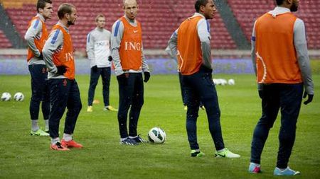 Noi ne-am bucurat pentru remiza de la Budapesta, ei au 'văzut' altceva:** "E mai bine pentru noi că românii s-au împiedicat" Mesajul lui De Jong pentru steliștii de la națională