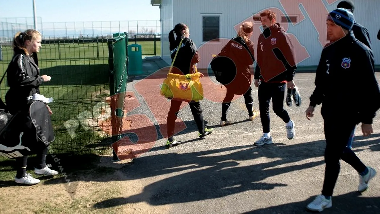 SUPER FOTO** Steliștii s-au intersectat cu o echipă de fotbal feminin! UITE ce au făcut 'Lato' și Tătărușanu