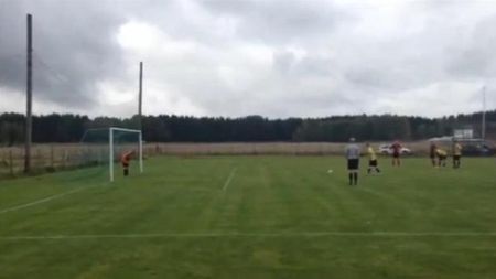 VIDEO E orb în proporție de 99%, dar antrenează o echipă de fotbal și chiar a marcat un gol după ce a rămas fără jucători