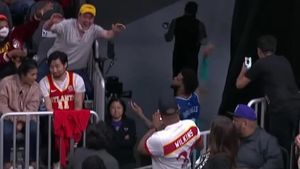 Jucător din NBA şi-a aruncat, de nervi, proteza dentară într-un spectator din tribună! Ce amendă a primit | VIDEO