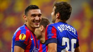 Angajații FCSB dorm în post! Claudiu Keșeru și Raul Rusescu, uitați de oficialii clubului roș-albastru după retragere, nu și de istorie | ANALIZĂ