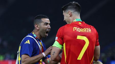 Reacția care a împărțit țara în două: „Fiule, voi trăi de pe urma ta”. Tatăl puștiului care are salariu de 45.000 de euro pe zi e casnic și nu-i pasă de gura lumii