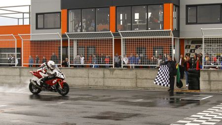 Robi Mureșan distruge competiția în prima etapă a C.N. de motociclism viteză. Arădeanul a câștigat cu 14 secunde în fața locului 2, Cătălin Cazacu. Mureșan: "Dacă tot am intrat în horă, să jucăm până la capăt!"