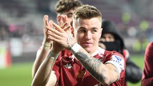 Povestea omului care l-a propulsat în fotbal pe rapidistul Claudiu Petrila! „M-a învățat cam totul, cum să dau în minge, cum să alerg, cum să mă demarc”. EXCLUSIV