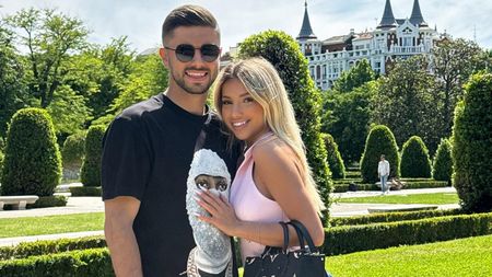 A fost turist la EURO 2024, iar acum Horațiu Moldovan continuă vacanța! În timp ce așteaptă să fie vândut de Atletico Madrid, fără să fi jucat vreun minut pentru echipa spaniolă, portarul se distrează cu faimoasa și frumoasa lui iubită. GALERIE FOTO