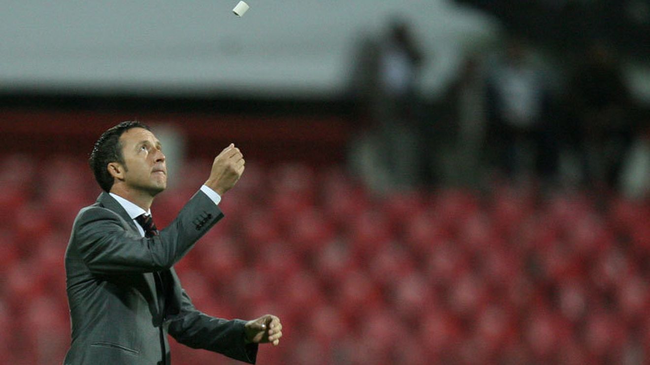 "Nu mai iau jucători fără să mă consult cu MM!** Că eu... tot ce zboară se mănâncă!"