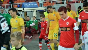 Unul dintre cele mai frumoase momente ale etapei!** Marius Niculae a intrat pe teren însoțit de Cătălin Hîldan, nepotul "Unicului Căpitan"