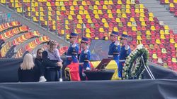 S-A STINS IL LUCE Imaginile de care va vorbi toată România. Matei Lucescu, cu fetița în brațe, la căpătâiul bunicului Mircea Lucescu