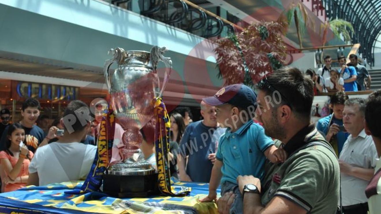 Trofeul prahovenilor! GALERIE FOTO Petrolul a "scos în oraș" Cupa României