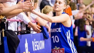 "Visam să fiu Nadia, dar cam 40 cm era diferența. Când m-am dus la grădiniță, nu vorbeam franceza. Mă uitam la oameni, știam doar că eram singură..." Ana Maria Filip este centrul Franței la CE de 3x3, de la București. De ce e fan Ibrahimovic și cum o ajută noile tendințe în modă