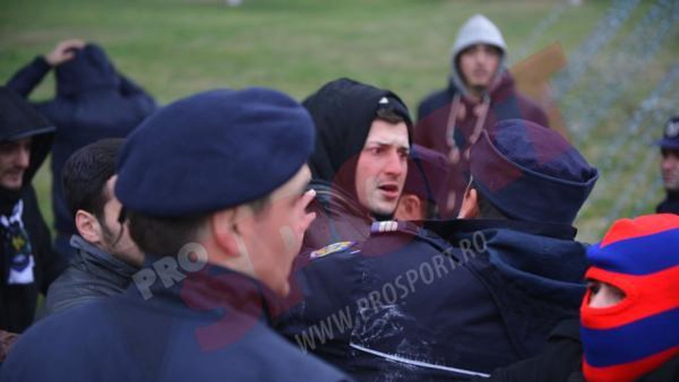 FIESTA s-a transformat în COȘMAR!** Incidente la aeroport: 20 de fani ai Stelei s-au luat la bătaie cu jandarmii! FOTO