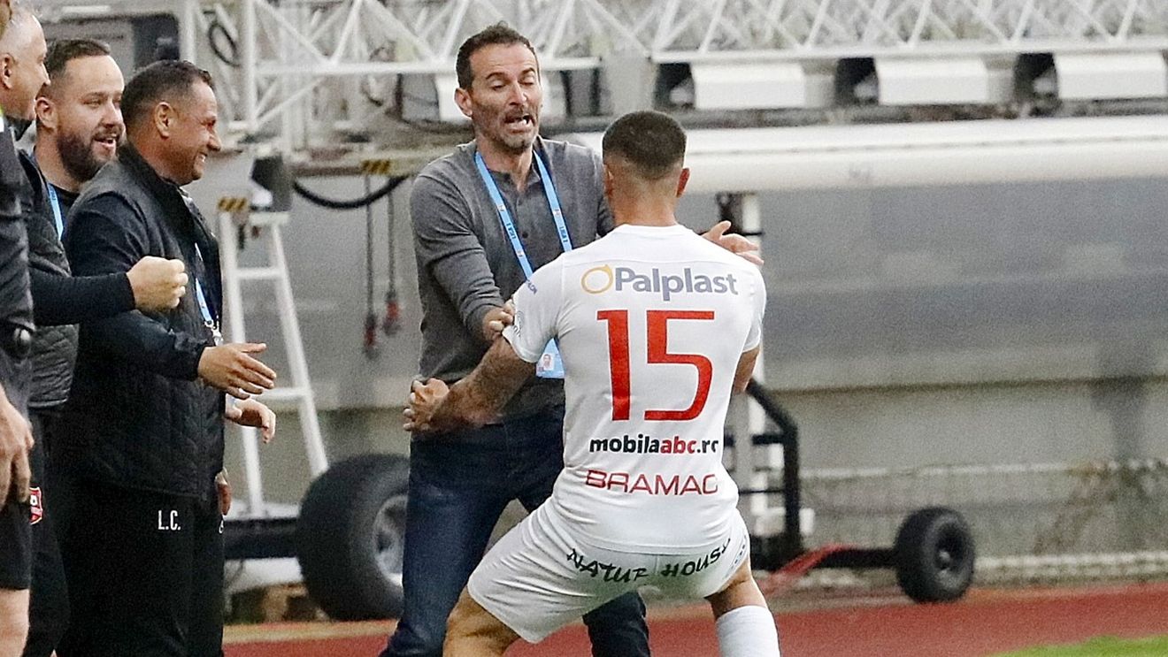 Faza care va rămâne în istoria Cupei României Betano. Nemaivăzut: fotbaliştii lui Hermannstadt s-au bucurat, pe teren, cu arbitrul meciului cu Rapid