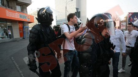 "Sandu și Dragomir la ospiciu, Mititelu femeia lor de serviciu"** 37 de persoane reținute la mitingul din Victoriei