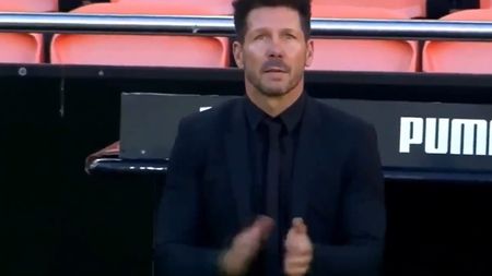 Diego Simeone, imagini tulburătoare la momentul de reculegere pentru Maradona! Cu ochii în lacrimi, antrenorul lui Atletico Madrid a început să aplaude | VIDEO
