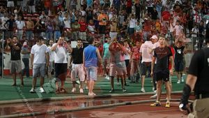 FOTO** Dinamo - Slovan, întrerupt în minutul 88 după ce fanii "câinilor" au intrat pe teren!