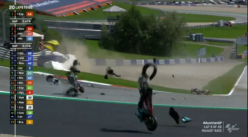 Valentino Rossi, la un pas de o tragedie! Două motociclete s-au făcut praf chiar în momentul în care veteranul curselor de MOTO GP a trecut pe lângă ele | VIDEO