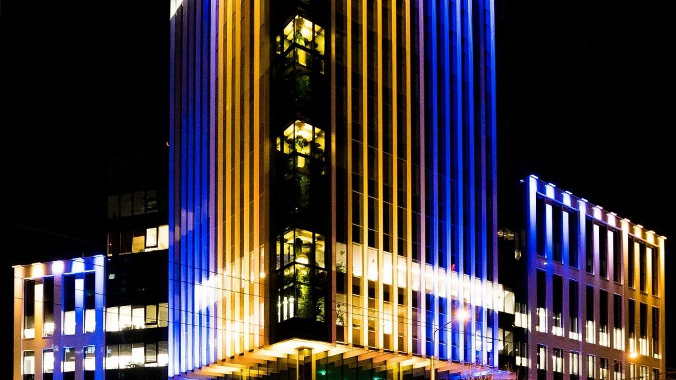 Simbol al Grupului Tiriac îmbrăcat de azi în culorile drapelului Ucrainei!