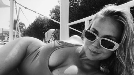 El face furori pe teren, ea pe internet! Cine este Maja Nilsson, frumoasa soție a starului de la Manchester United, Victor Lindelof. Tânăra își încântă fanii cu postări incendiare pe Instagram | GALERIE FOTO