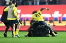 Măcel între fanii lui Trabzonspor și fotbaliștii lui Fenerbahce, pe gazon! Imagini halucinante cu bătaia dintre sute de fani ai gazdelor și jucătorii rivalei: de la ce a pornit infernul din Turcia