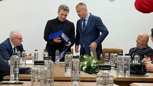 Gabriel Bodescu, propunere șocantă într-o ședință în care a fost reales un conducător de AJF: ”Găsiți un teren și noi, FRF, vă construim stadionul! Cum am construit 13, mai construim unul și aici”