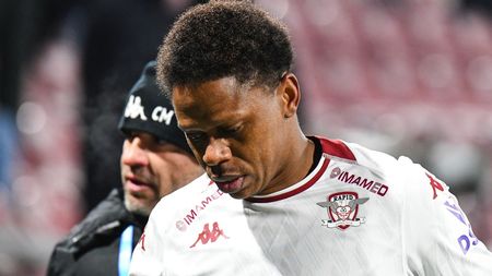 Clinton N'Jie, prins de polițişti cu un permis fals de conducere. Cazul fotbalistului de la Rapid a ajuns în The Sun