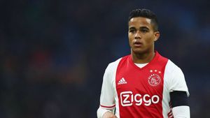 Așa tată, așa fiu :)! VIDEO | "Bijuteria" reușită de Justin Kluivert în Ajax - Willem 3-1. Cifrele puștiului sunt incredibile