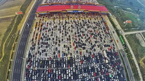 Te plângi de aglomerație în trafic? VIDEO INCREDIBIL | Cum arată un blocaj pe autostrada cu 50 de benzi