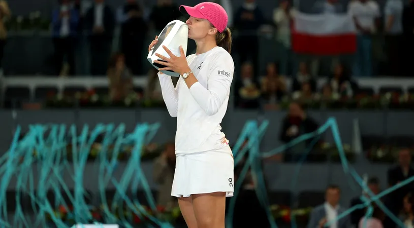 A „turbat” când a văzut cecul de la Madrid. Rivala Simonei Halep sigur nu a primit prea bine vestea, deși suma primită e uriașă: cu cât a luat mai puțin campioana Iga Swiatek pentru titlul WTA față de Aryna Sabalenka, câștigătoarea de anul trecut