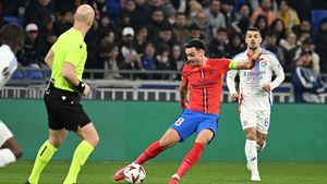 Omenia nu i-o poate lua nimeni: ce gest a făcut Adrian Șut pentru un copil, la partida Lyon - FCSB