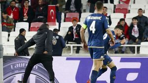 Momente șocante în Conference League! Un fan a intrat pe teren și l-a umplut de sânge pe un jucător al Fiorentinei în timpul meciului