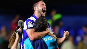 Radu Ștefan îl așteaptă la cafea și îl refuză, Andone se bate cu pieptul dezgolit pentru el. "Ne-am cunoscut acum jumătate de oră. În Spania e renumit!"