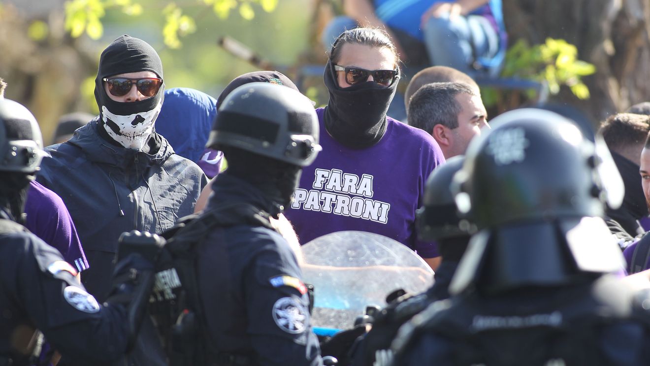 Pregăteau un măcel! Suporterii lui Poli Timișoara aveau "arsenalul" gata pentru meciul cu Farul. Ce s-a găsit în autocar. FOTO