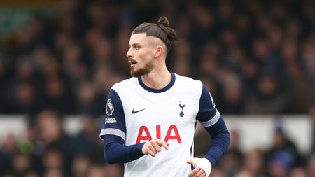 Omul care a avut un cuvânt decisiv în transferul lui Radu Drăguşin e ca şi dat afară de la Tottenham. Directorul va plăti pentru „lipsa de credibilitate”