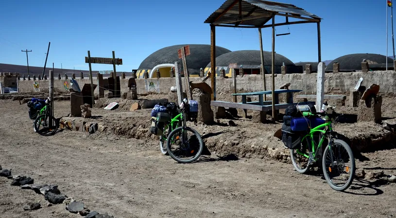 Gest de suflet. Bicicletele care au cucerit deșertul Atacama și vulcanul  Ojos Del Salad, donate unei școli din Copiapo