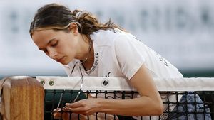 Incident bulversant în a doua semifinală de la Roland Garros! O femeie s-a legat de fileu, iar jucătorii au plecat la vestiare | VIDEO