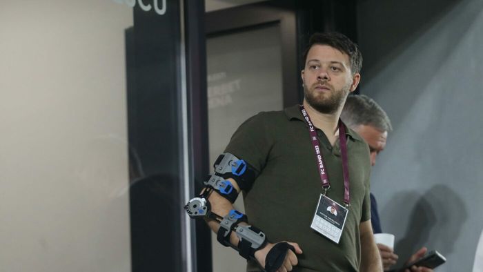 „Mâna bionică”. Acționarul Victor Angelescu a atras toate privirile cu orteza specială la Rapid – UTA