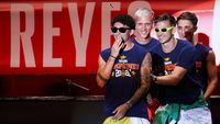Imaginile fac înconjurul lumii: doi fotbaliști din naționala Spaniei s-au sărutat pe gură în timpul petrecerii pentru titlul mondial!