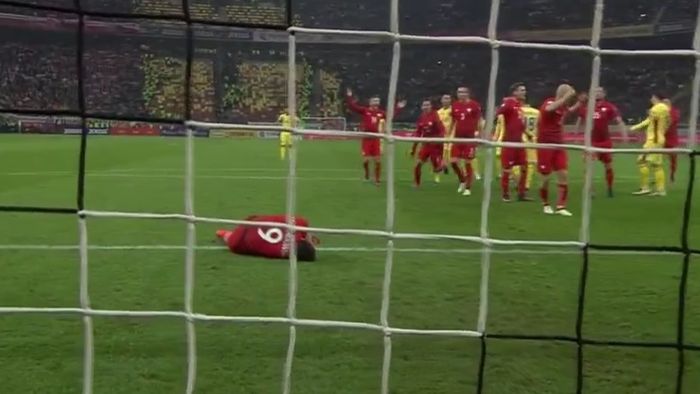 FOTO | Scene incredibile pe Arena Națională: Lewandowski a avut nevoie de îngrijiri medicale după ce o petardă a explodat lângă el