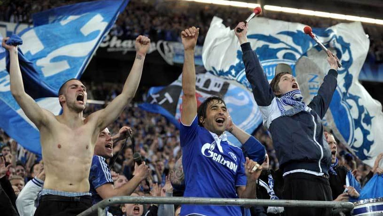 
Suportabil! Anunțată de nemți drept "incendiară", atmosfera de pe "Auf Schalke" a lăsat de dorit