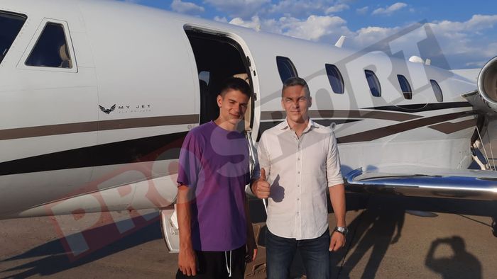 Cine l-a însoțit pe Rareș Ilie la bordul avionului privat în drumul spre Franța! Imagini exclusive