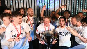 Americanii sunt uluiți pe ce i-au plătit texanii 2.800.000 de euro lui Gică Hagi. Şi salariul „perlei” i-a luat prin surprindere, mai ales că acum e pe făraş