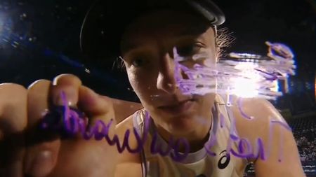 Iga Swiatek, gest imprevizibil după calificarea în finala turneului de la Dubai! Cui i-a adresat mesajul scris pe cameră | VIDEO