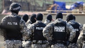 VIDEO Așa ceva nu s-a mai văzut în România: 22 de fotbaliști, "puși la pământ" de trupele speciale chiar în timpul meciului