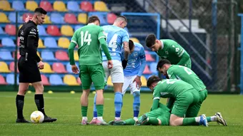 Scene șocante la Voluntari! Robert Curescu, de la CSC Dumbrăvița, s-a prăbușit pe gazon, fără să fie lovit. Reacția antrenorului