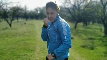 Fata care a boxat cu un bărbat. Pugilista Claudia Nechita, mesaj ferm după ce adversara sa de la campionatul mondial era, de fapt, un el. „E prima oară când este folosit un astfel de test. Toți trebuie suspendați. Și antrenorul” | EXCLUSIV INTERVIU